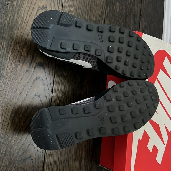 Nike internationalist women’s sneaker. Size 9. - Picture 7 of 7